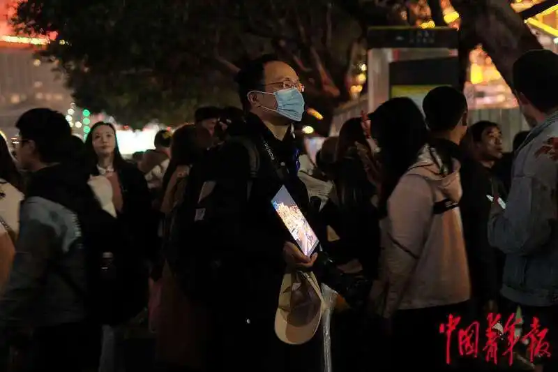 洪崖洞景区夜游拍照服务_洪崖洞景区周末人流_洪崖洞在哪里