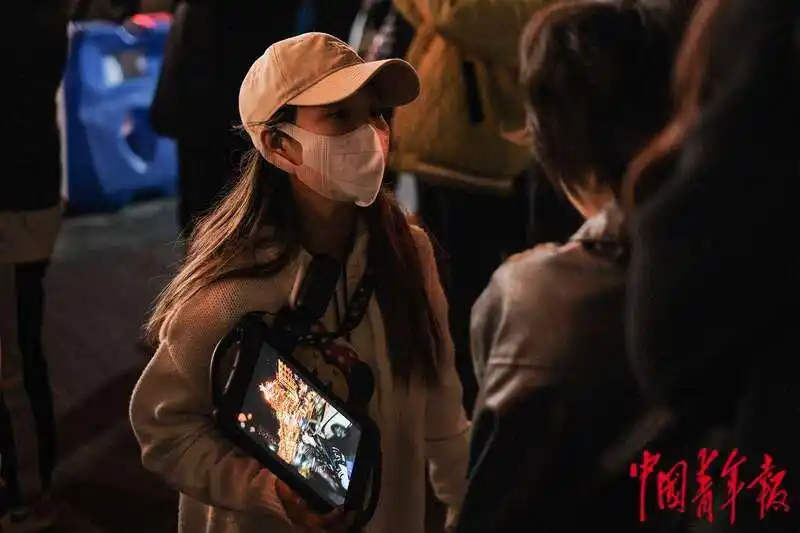 洪崖洞景区周末人流_洪崖洞景区夜游拍照服务_洪崖洞在哪里