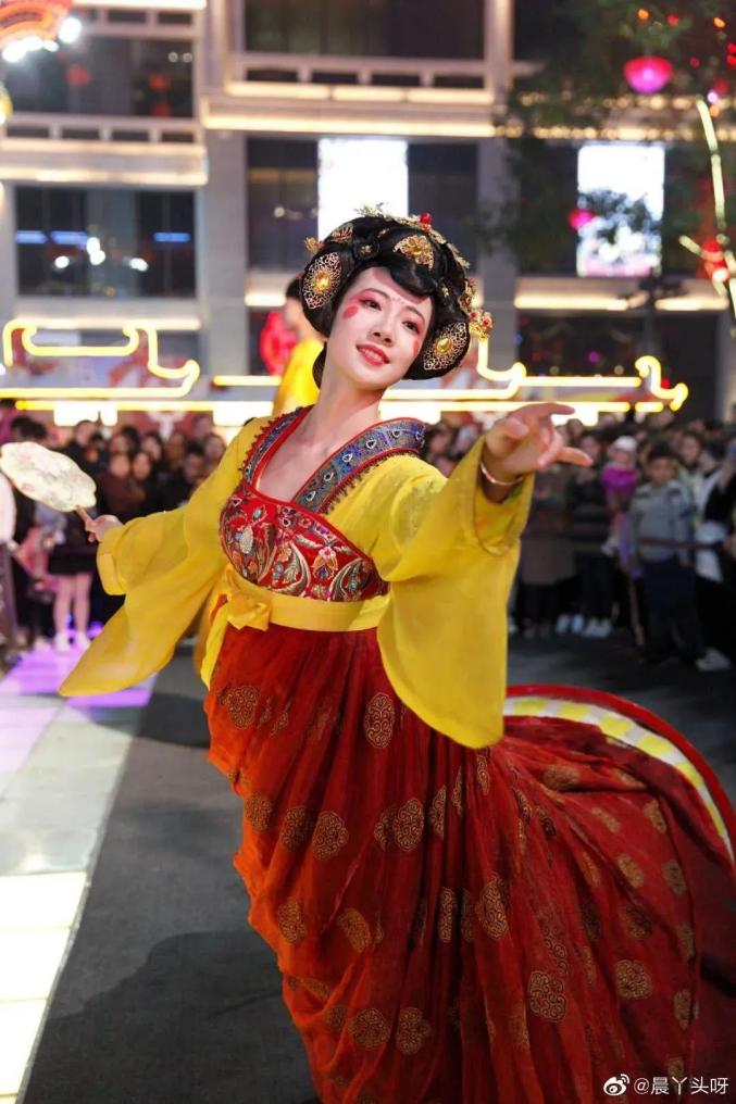 冯佳晨近况_西安不倒翁小姐姐冯佳晨_西安“不倒翁小姐姐”正式复出