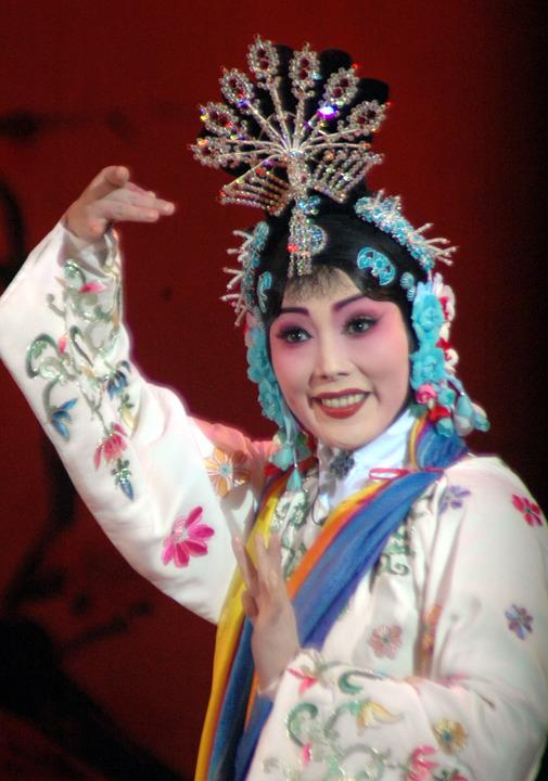 西安不倒翁小姐姐冯佳晨_西安“不倒翁小姐姐”正式复出_冯佳晨近况