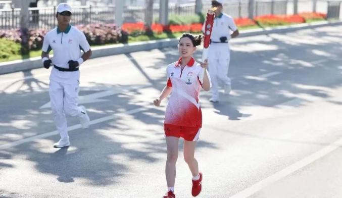 冯佳晨近况_西安“不倒翁小姐姐”正式复出_西安不倒翁小姐姐冯佳晨