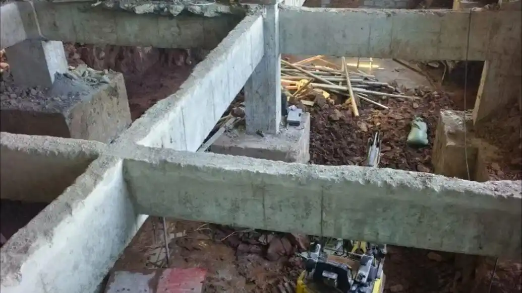 私挖地下室导致整栋楼开裂，唯有彻查涉事方背景丨九派时评