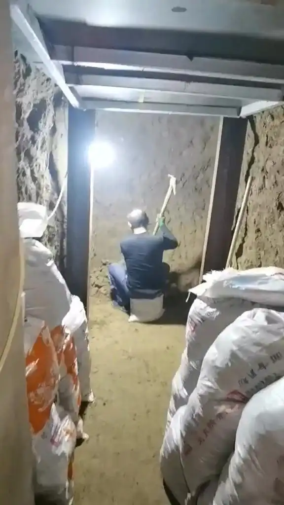 锐评丨小区楼下挖地道！谁这么大胆必须深挖