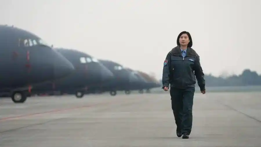 中国第一批女飞行员_女飞行员陈金兰张潇李宛芯_女飞行员2次驾机冲向蘑菇云