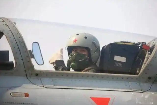 女飞行员2次驾机冲向蘑菇云_女飞行员陈金兰张潇李宛芯_中国第一批女飞行员