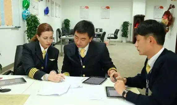 中国吸引外国人来创业_外国人在中国筑梦机遇_美国空姐放弃工作 来中国追寻功夫梦