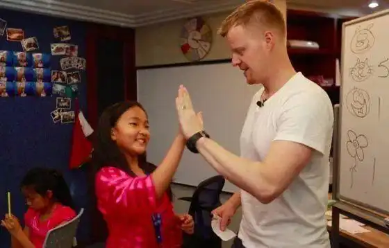 美国空姐放弃工作 来中国追寻功夫梦_外国人在中国筑梦机遇_中国吸引外国人来创业