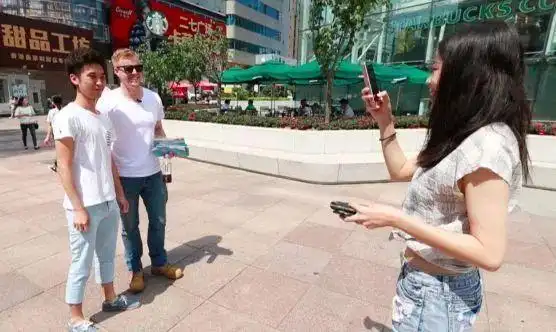 中国吸引外国人来创业_美国空姐放弃工作 来中国追寻功夫梦_外国人在中国筑梦机遇