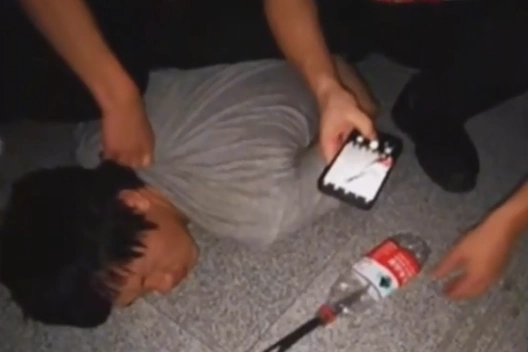 长沙女主播凌晨遇袭案真相_湖南一女主播被伪装包裹炸伤_的哥监控断章取义