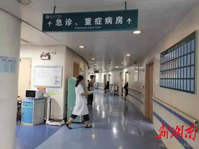 得知嫌犯落网，被捅伤女主播情绪激动