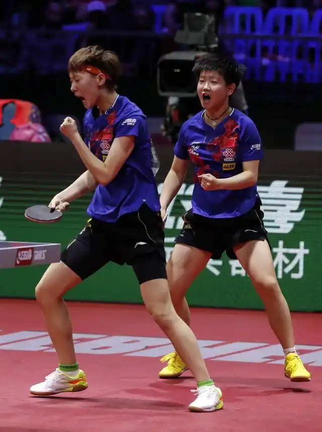 孙颖莎战胜朱雨玲 将与王曼昱争冠_2019世界乒乓球锦标赛女双半决赛 孙颖莎王曼昱陈梦朱雨玲比赛过程