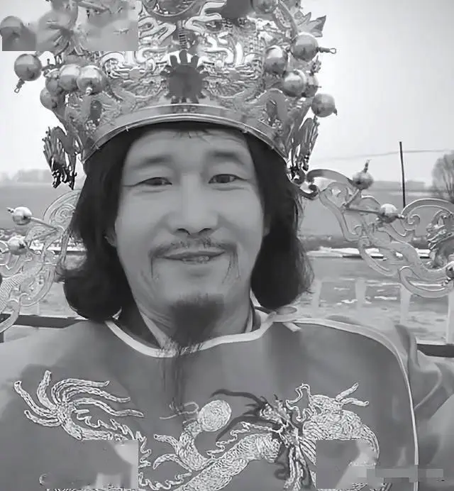 网红“丐中丐”夫妇直播遭车祸！车被压扁，现场混乱，细节被爆出