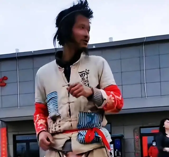 网红小英丈夫酒后撞人逃逸被刑拘_直播带货安全风险_网红夫妻车祸事故