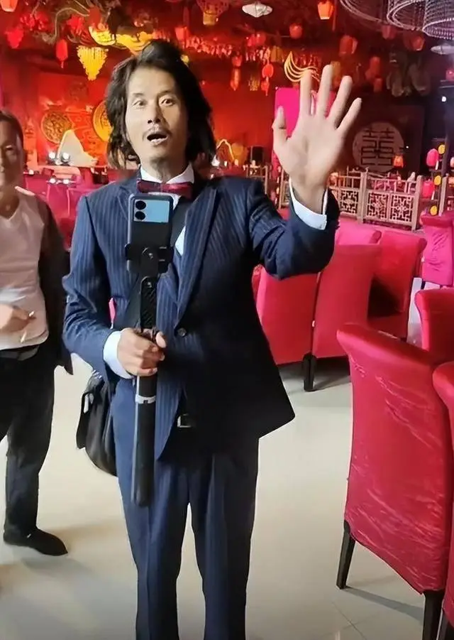 网红夫妻车祸事故_直播带货安全风险_网红小英丈夫酒后撞人逃逸被刑拘