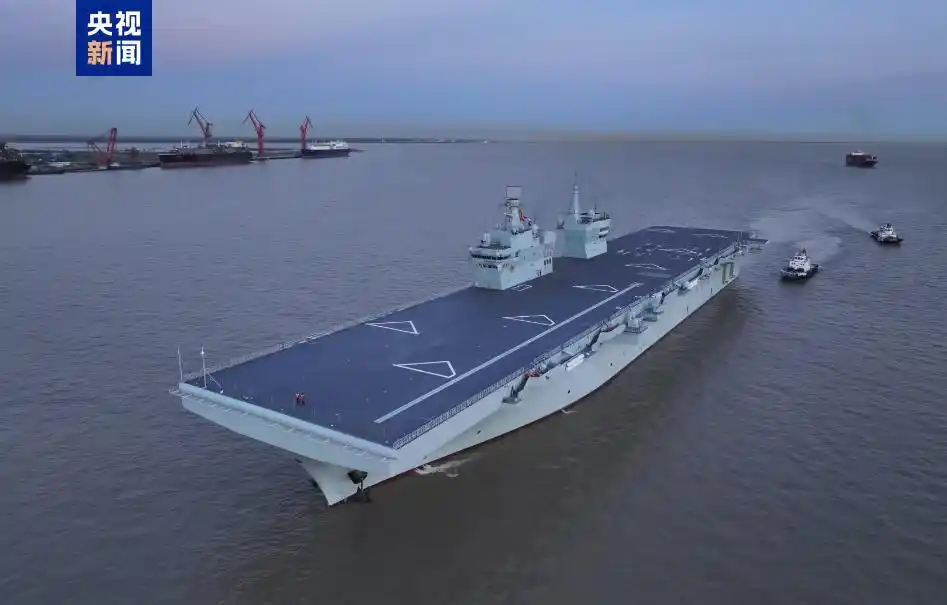 076四川舰首次航行试验_四川舰顺利完成首次航行试验_四川舰双舰岛设计电磁弹射