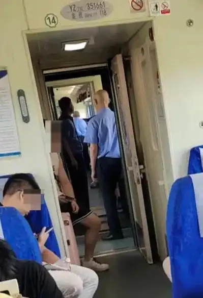 女子劝阻吸烟与他人发生冲突，列车长称普速列车车厢连接处允许吸烟
