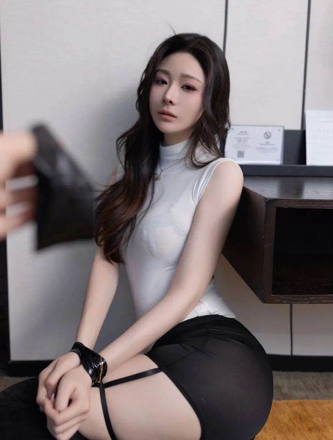 醉酒女孩紧身裤_高跟诱惑_午夜模特拍摄