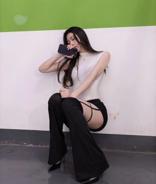 高跟诱惑_醉酒女孩紧身裤_午夜模特拍摄