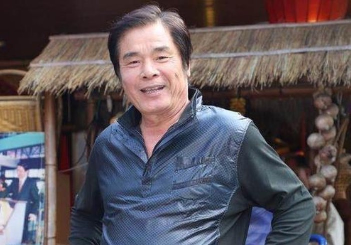 他一生娶了7个老婆，5个没有名分，“7姨太”比她小50岁