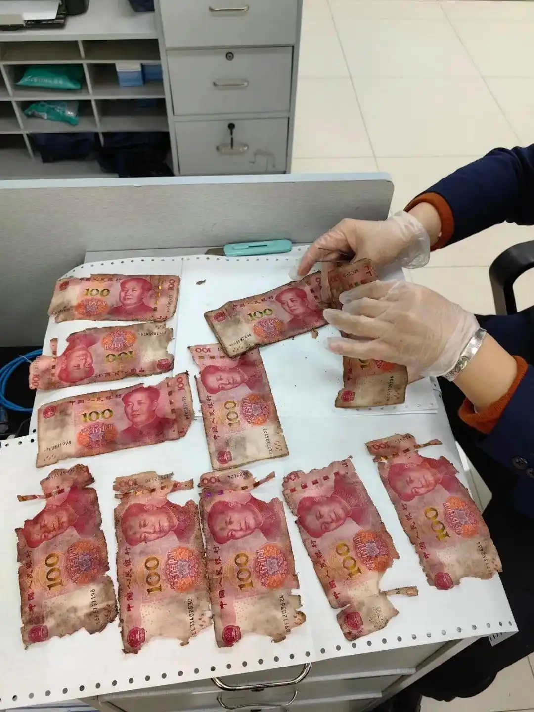 浙江一老人墓中藏13万现金，一年多后崩溃报警挽回！