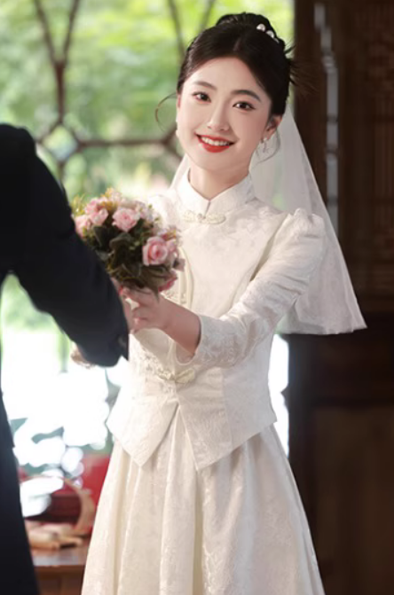 再乱选新娘敬酒服！这些点要注意（附各品牌婚礼敬酒服2024推荐，婚礼敬酒服怎么样？怎么选看这里）