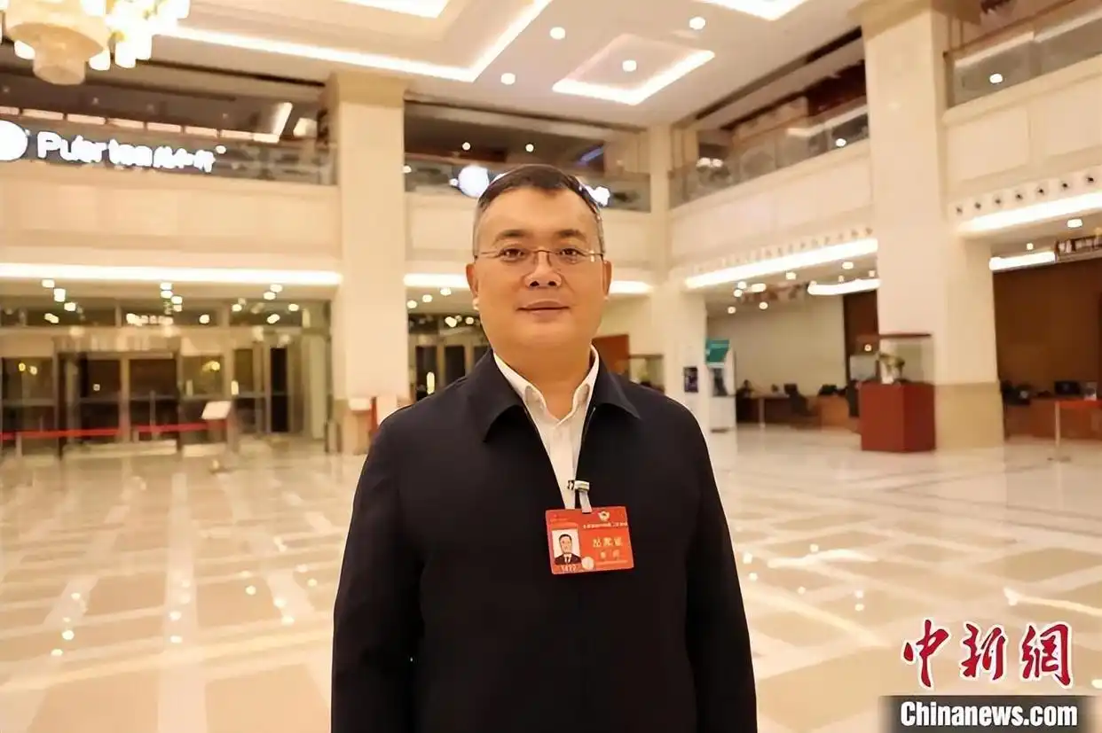 “玻璃大王”曹德旺卸任 交棒长子_福耀玻璃曹德旺辞任董事长_曹德旺福耀玻璃卸任董事长后仍任董事