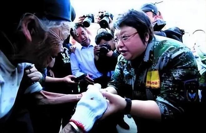 韩红慈善捐款_韩红被质疑侵吞善款_经蓓 韩红