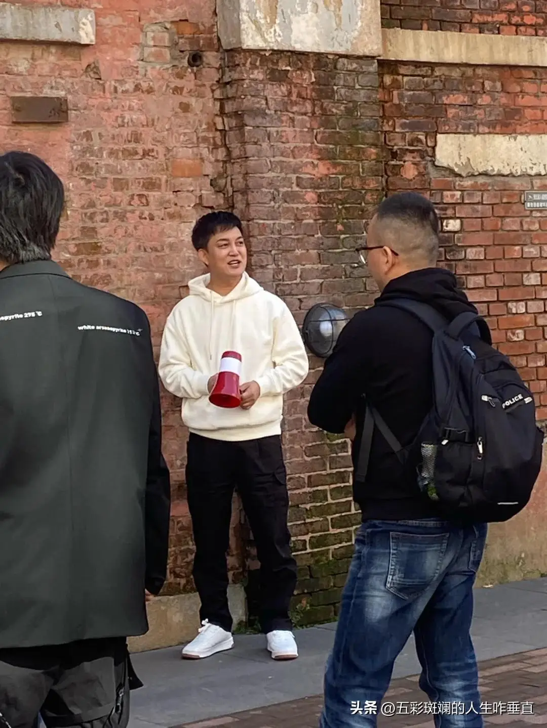 “男版李湘”火了：过气主持人？喜提大学教授身份！还是千万富翁