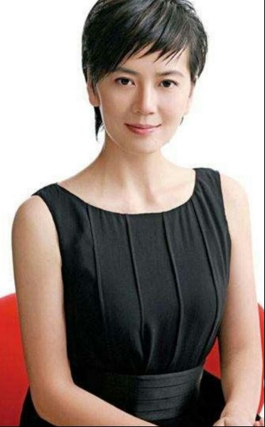 从央视名嘴到阶下囚，如今43岁的她显尽沧桑，令人唏嘘不已