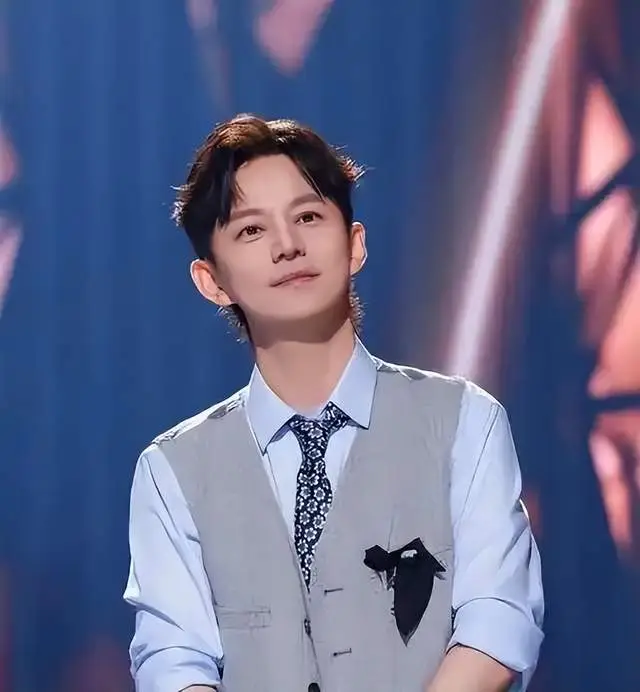 51岁何炅衰老困扰_51岁何炅自曝：我现在特别痛苦_何炅抗衰老