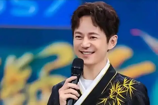 何炅抗衰老_51岁何炅自曝：我现在特别痛苦_51岁何炅衰老困扰