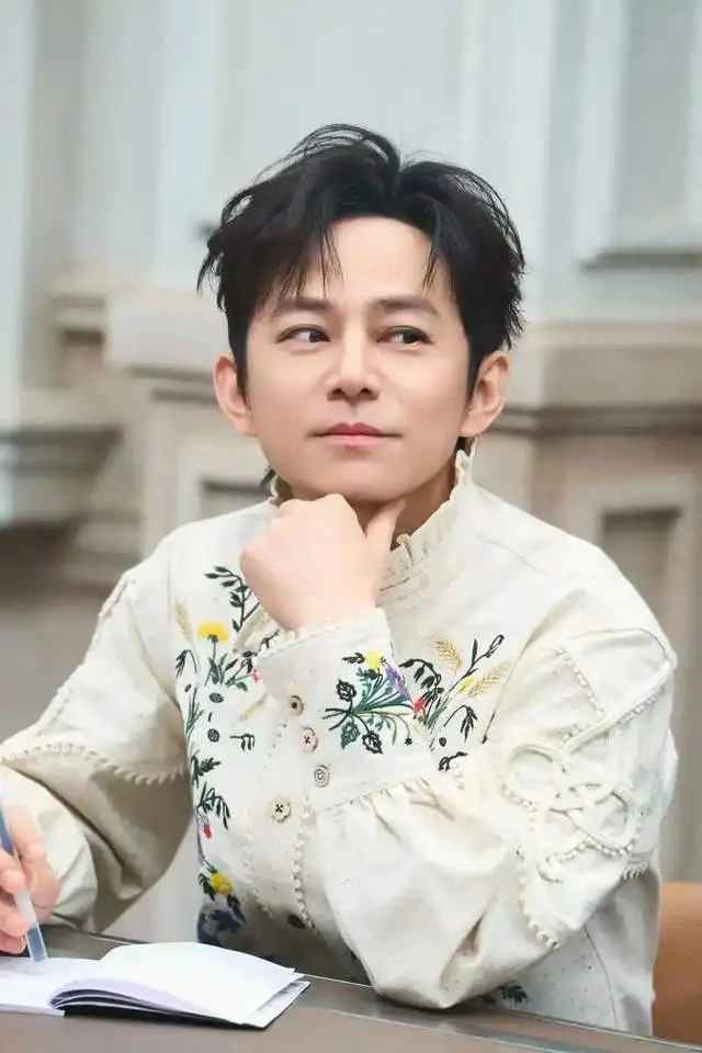 何炅抗衰老_51岁何炅自曝：我现在特别痛苦_51岁何炅衰老困扰