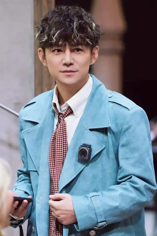 何炅抗衰老_51岁何炅衰老困扰_51岁何炅自曝：我现在特别痛苦