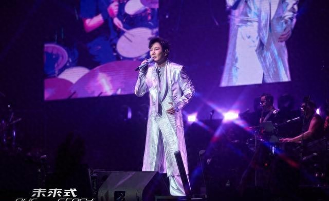 张信哲海外巡演首唱《共犯》《属于我们的故事》，全场万人灯海