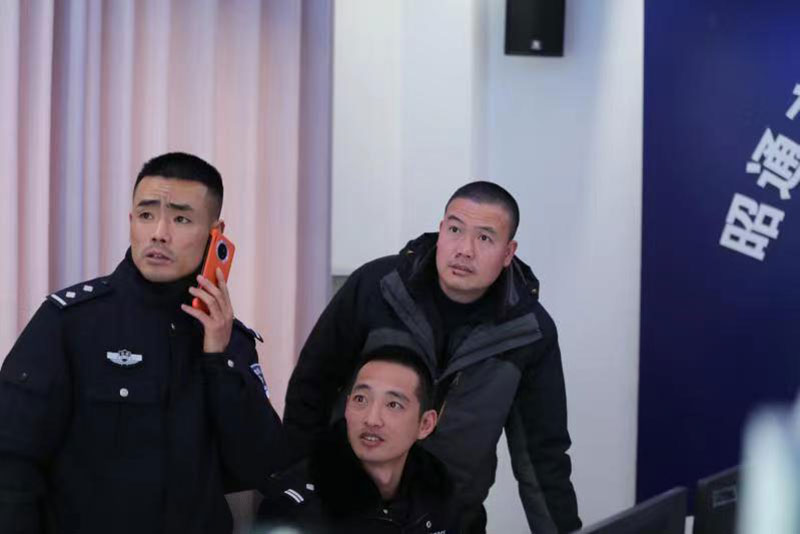 谭福春(左一)工作照。 昭通市公安局供图