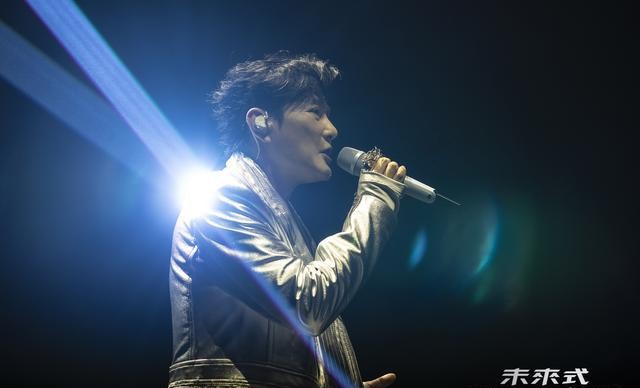 张信哲cctv百年故事_张信哲万人合唱泪崩现场_张信哲拉斯维加斯演唱会