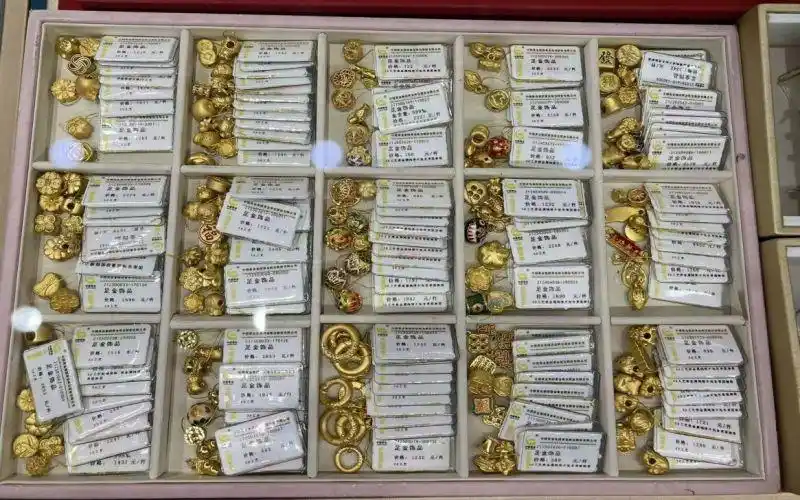 每月攒一颗小金饰 00后“另类”淘金_年轻人攒金小克重金饰_轻量攒金潮流趋势