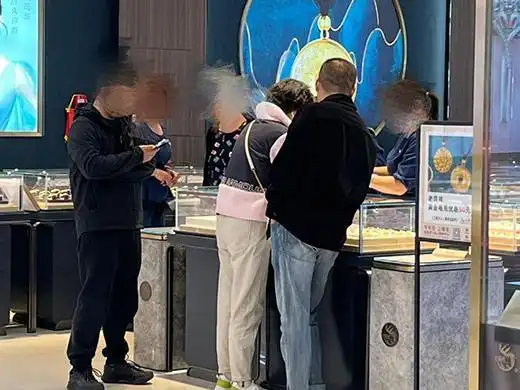 轻量攒金潮流趋势_年轻人攒金小克重金饰_每月攒一颗小金饰 00后“另类”淘金