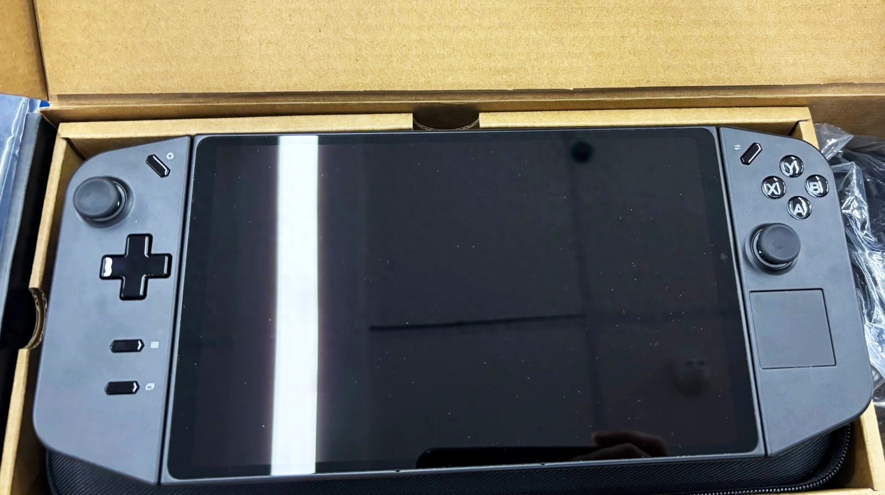 搭载win系统的国产掌机，操作比电脑便捷，8.8英寸大屏自由玩游戏