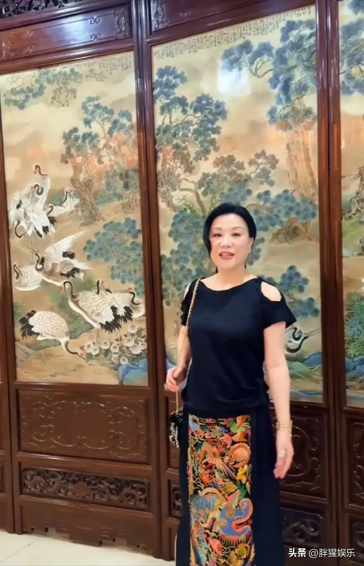 吕良伟不老神话背后的秘密_杨小娟保养心得分享_吕良伟老婆杨小娟年龄