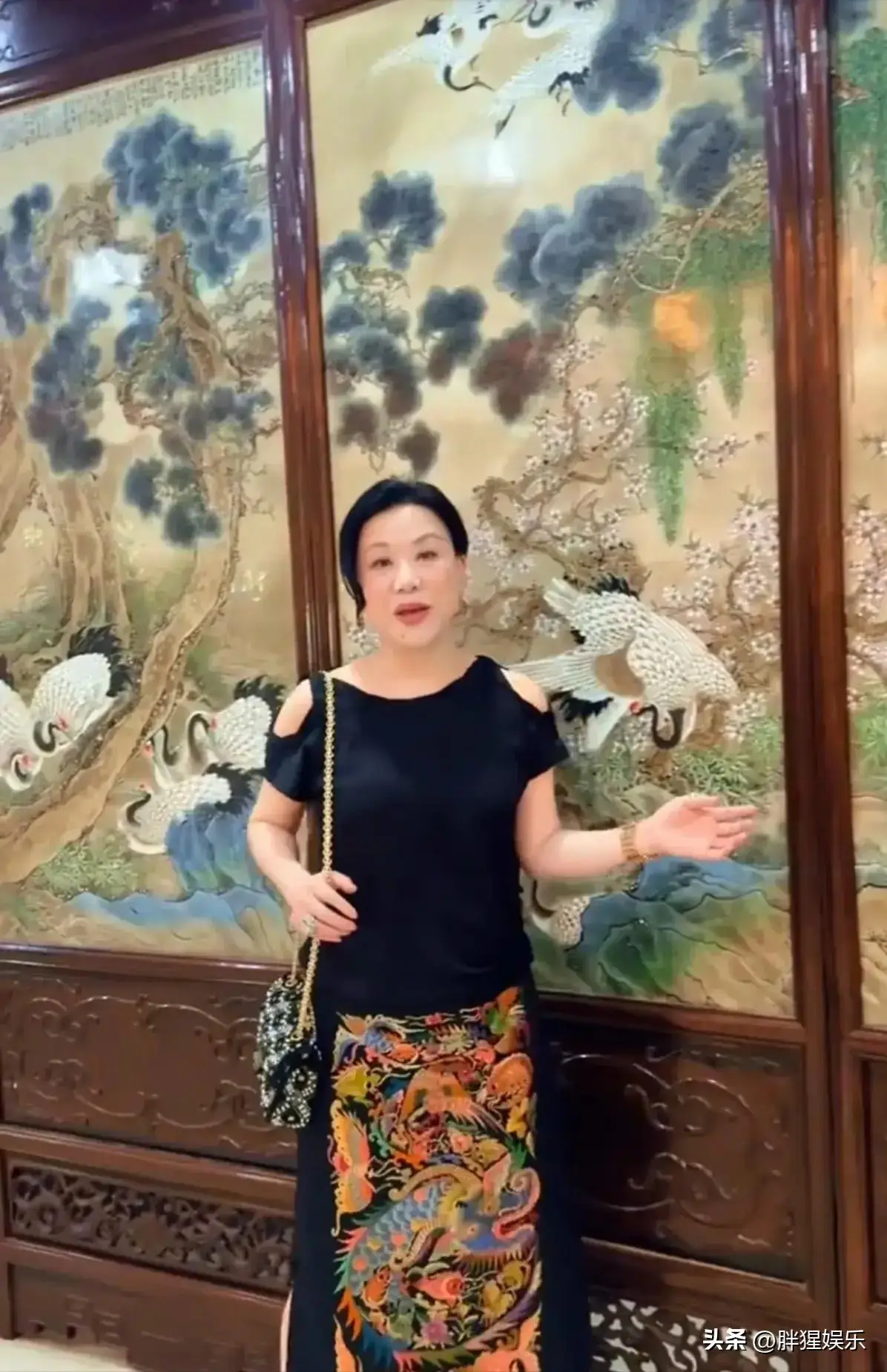 吕良伟老婆杨小娟年龄_吕良伟不老神话背后的秘密_杨小娟保养心得分享