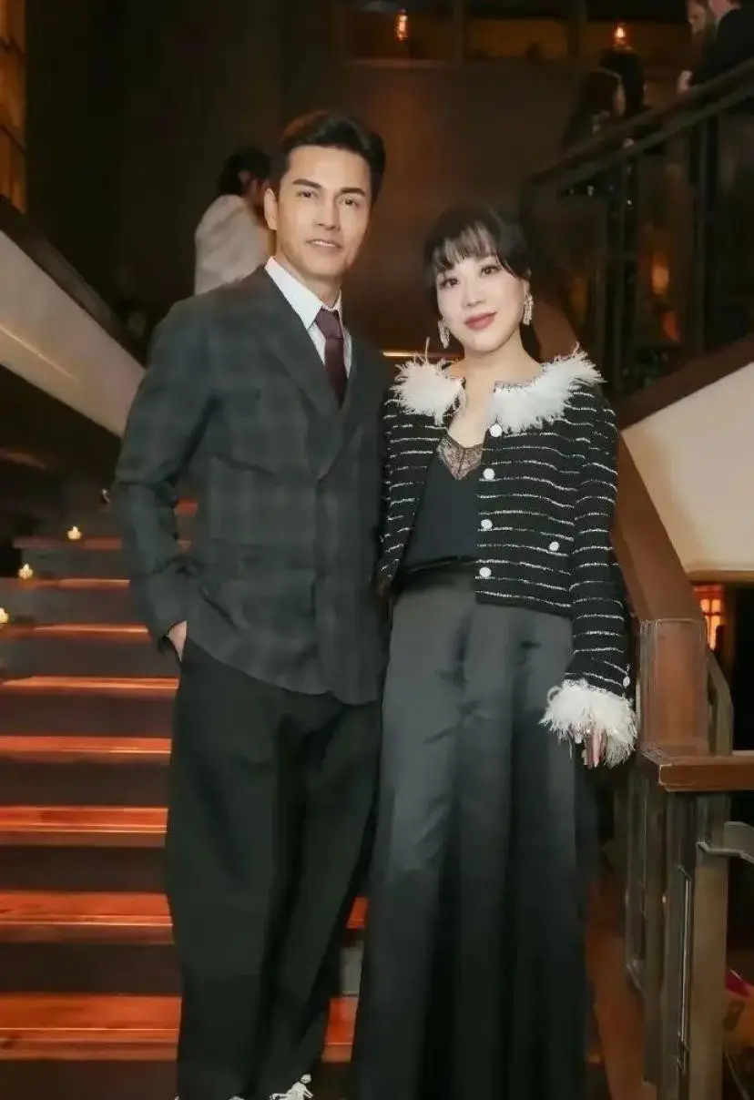 吕良伟老婆杨小娟年龄_吕良伟杨小娟冻龄状态_69岁吕良伟和54岁娇妻杨小娟出席聚会