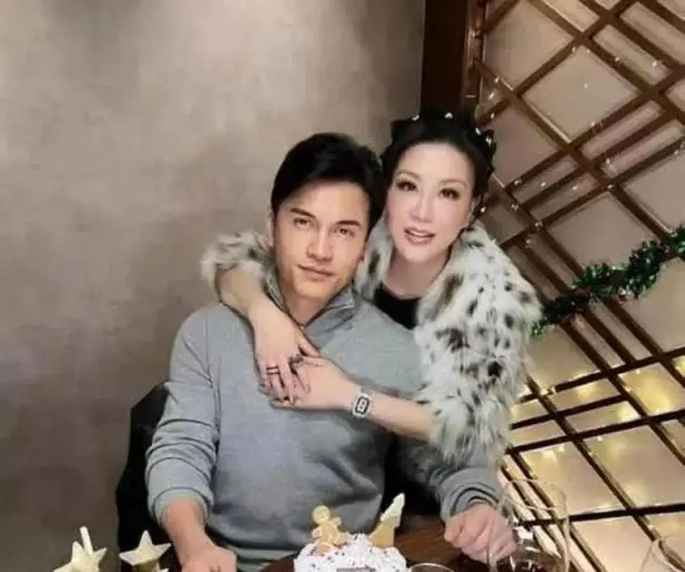 吕良伟老婆杨小娟年龄_69岁吕良伟和54岁娇妻杨小娟出席聚会_吕良伟杨小娟冻龄状态