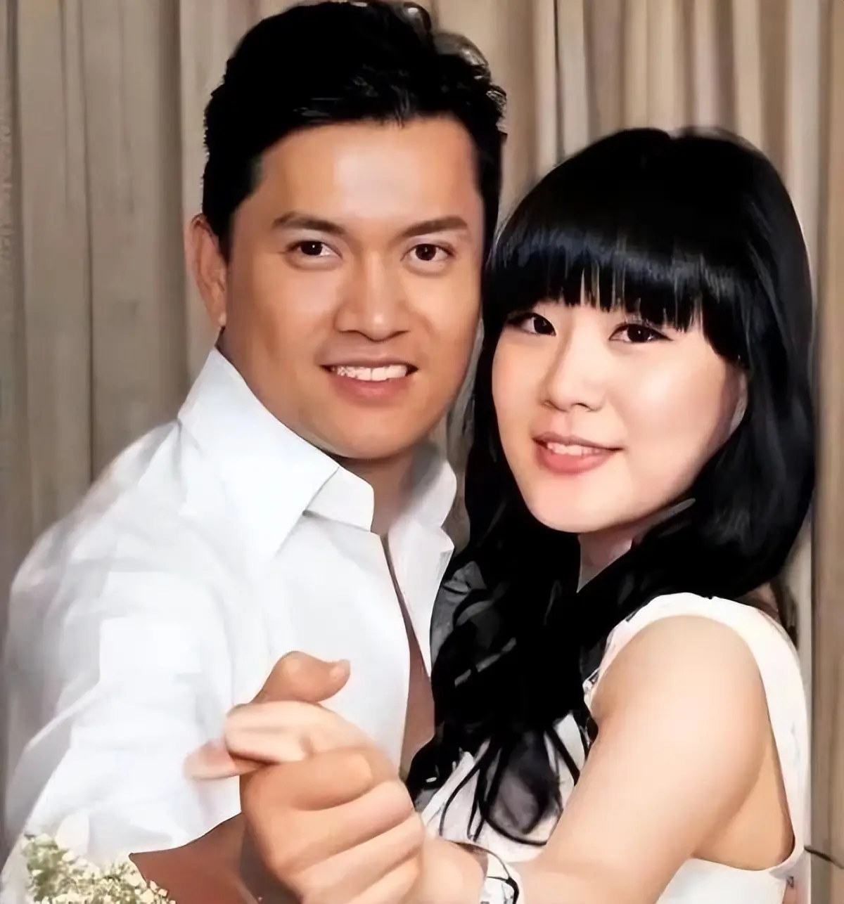 69岁吕良伟和54岁娇妻杨小娟出席聚会_吕良伟老婆杨小娟年龄_吕良伟杨小娟冻龄状态