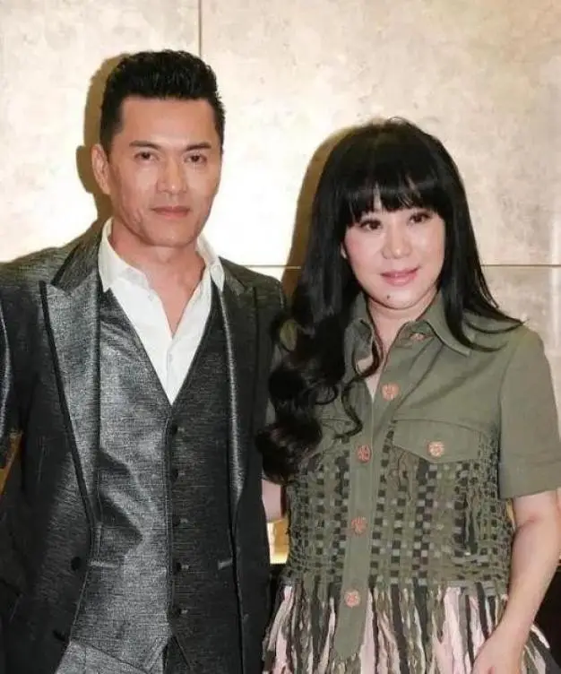 69岁吕良伟和54岁娇妻杨小娟出席聚会_吕良伟杨小娟冻龄状态_吕良伟老婆杨小娟年龄