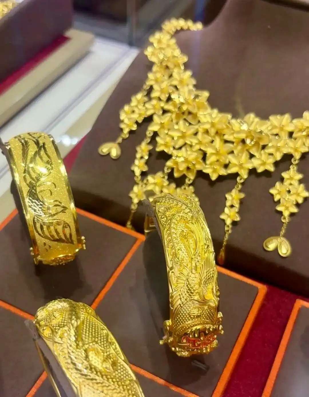 国际金价持续上涨趋势_杭州有人600元一克时囤了150万黄金_黄金首饰婚庆市场消费热潮