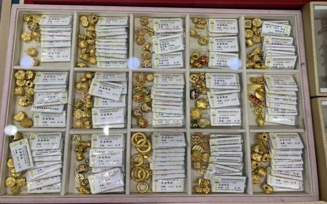 每月一颗小金饰 00后“另类”攒金