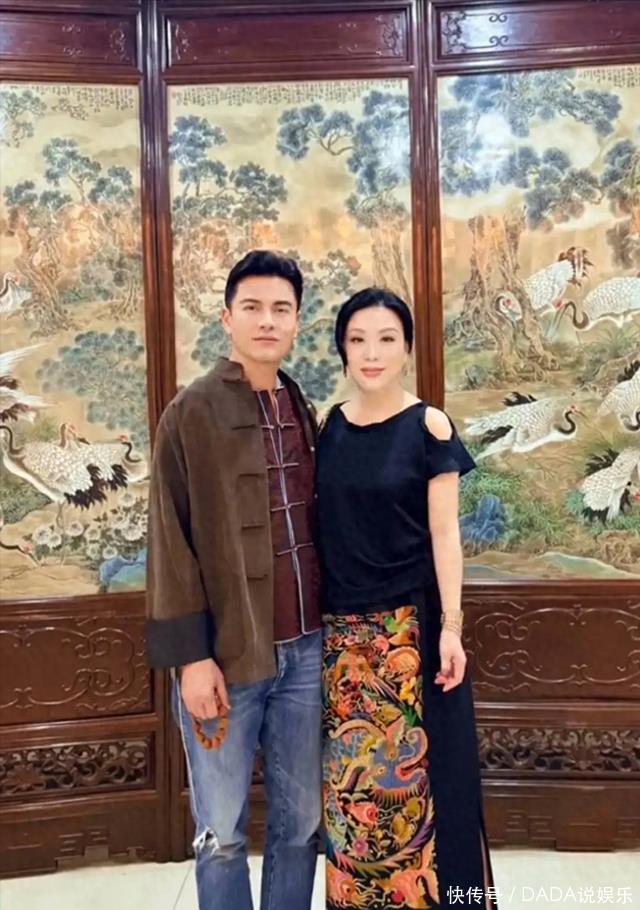 69岁吕良伟和54岁老婆杨小娟同框完全看不出年龄差，真的很会保养