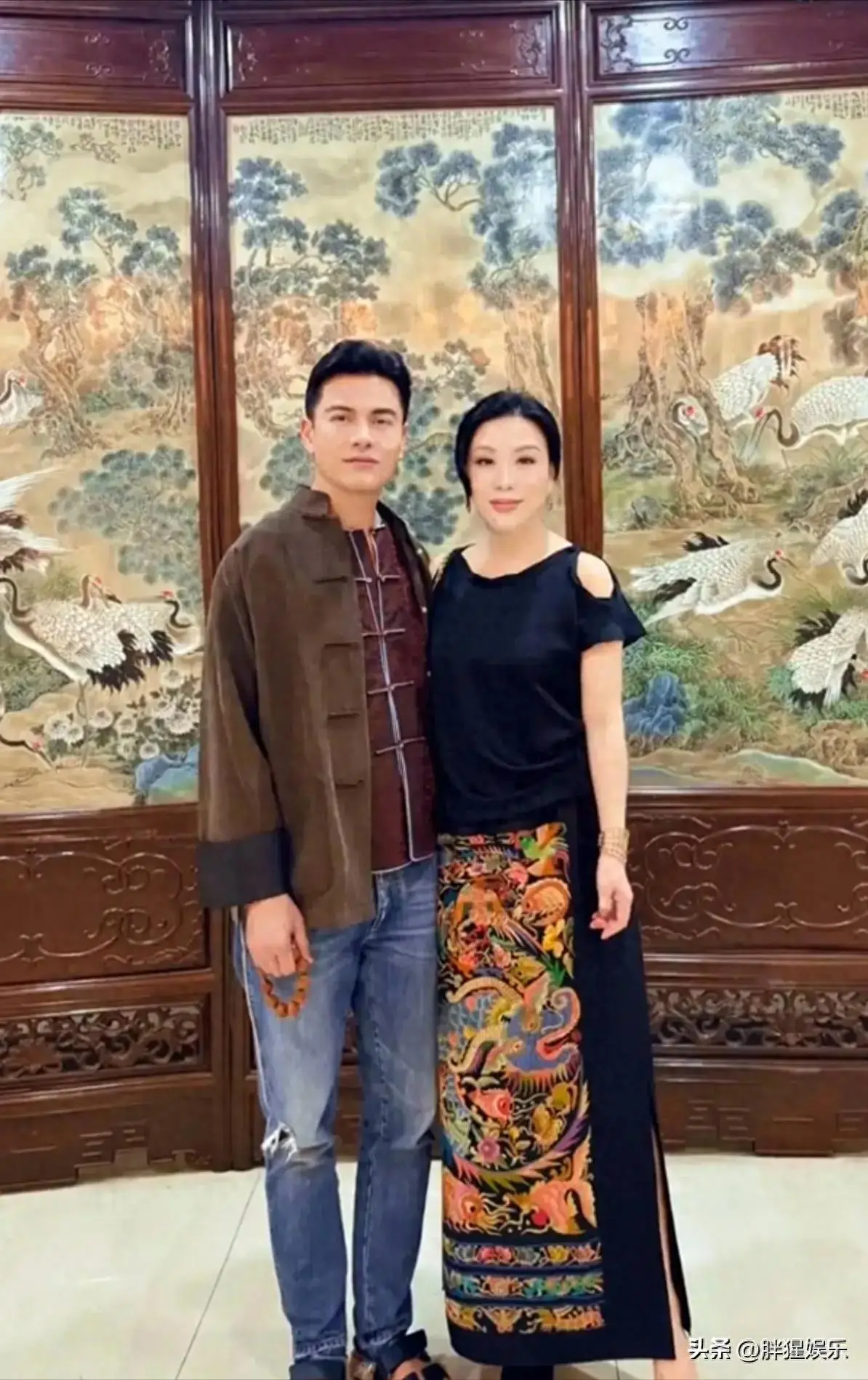 69岁吕良伟和54岁老婆杨小娟同框完全看不出年龄差，真的很会保养