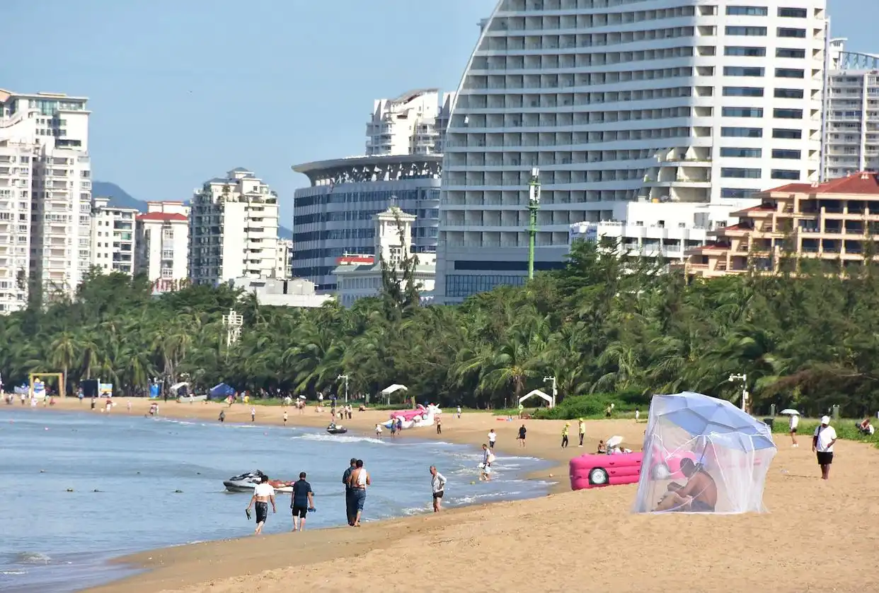发展低空旅游，逐步放宽或取消外商投资旅游业限制，海南自贸港旅游条例通过审议